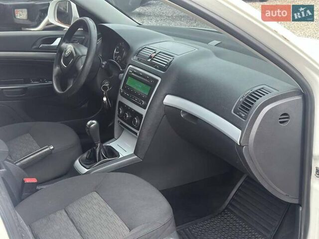 Белый Шкода Октавия, объемом двигателя 1.8 л и пробегом 218 тыс. км за 7200 $, фото 4 на Automoto.ua