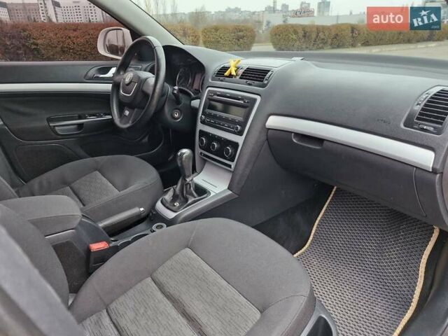 Білий Шкода Октавія, об'ємом двигуна 1.6 л та пробігом 200 тис. км за 8300 $, фото 5 на Automoto.ua