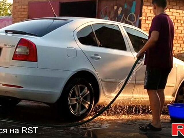 Белый Шкода Октавия, объемом двигателя 2 л и пробегом 300 тыс. км за 8000 $, фото 1 на Automoto.ua