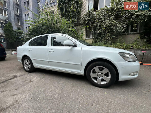 Белый Шкода Октавия, объемом двигателя 1.2 л и пробегом 238 тыс. км за 5500 $, фото 2 на Automoto.ua