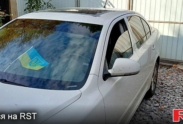 Белый Шкода Октавия, объемом двигателя 2 л и пробегом 300 тыс. км за 8000 $, фото 5 на Automoto.ua