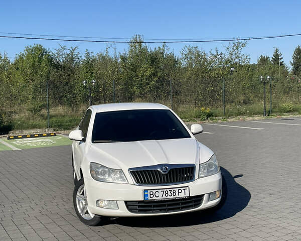 Белый Шкода Октавия, объемом двигателя 1.6 л и пробегом 230 тыс. км за 7199 $, фото 1 на Automoto.ua