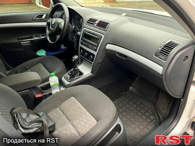 Белый Шкода Октавия, объемом двигателя 1.6 л и пробегом 257 тыс. км за 7000 $, фото 10 на Automoto.ua