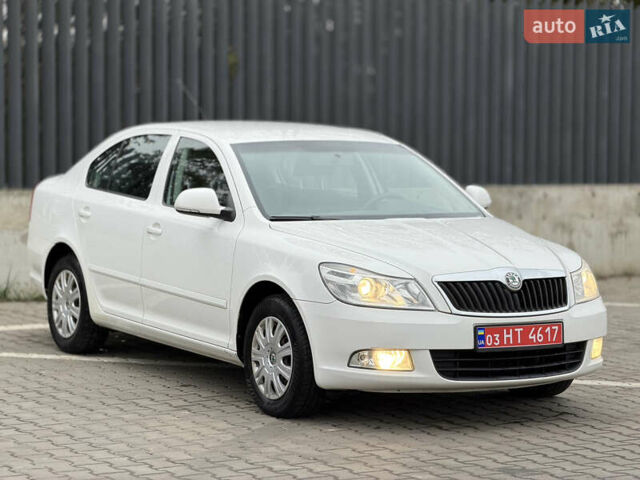 Белый Шкода Октавия, объемом двигателя 1.6 л и пробегом 239 тыс. км за 7999 $, фото 2 на Automoto.ua