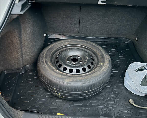 Білий Шкода Октавія, об'ємом двигуна 1.6 л та пробігом 251 тис. км за 5999 $, фото 18 на Automoto.ua