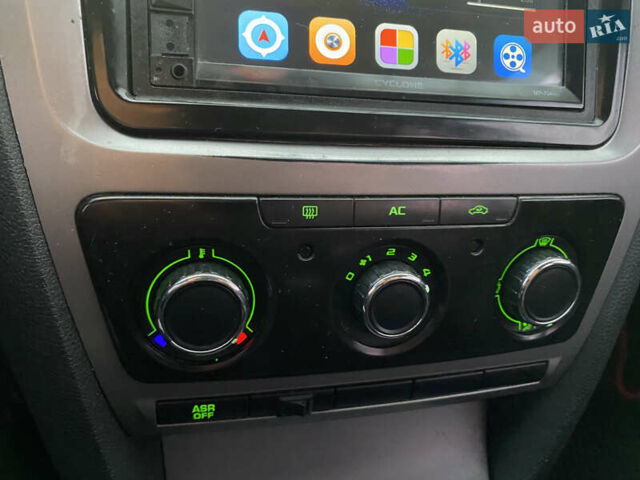 Білий Шкода Октавія, об'ємом двигуна 1.6 л та пробігом 330 тис. км за 6688 $, фото 38 на Automoto.ua