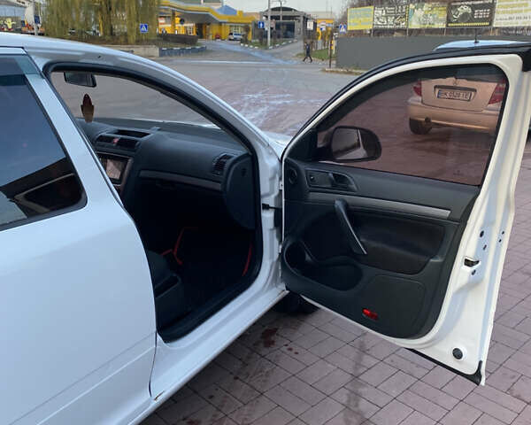 Білий Шкода Октавія, об'ємом двигуна 1.6 л та пробігом 330 тис. км за 6688 $, фото 11 на Automoto.ua