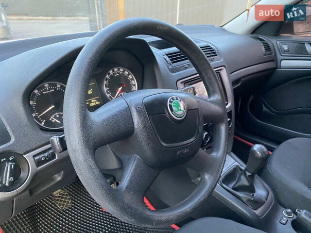 Білий Шкода Октавія, об'ємом двигуна 1.6 л та пробігом 330 тис. км за 6688 $, фото 26 на Automoto.ua