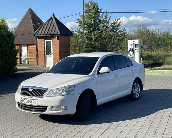 Белый Шкода Октавия, объемом двигателя 1.6 л и пробегом 230 тыс. км за 7199 $, фото 2 на Automoto.ua