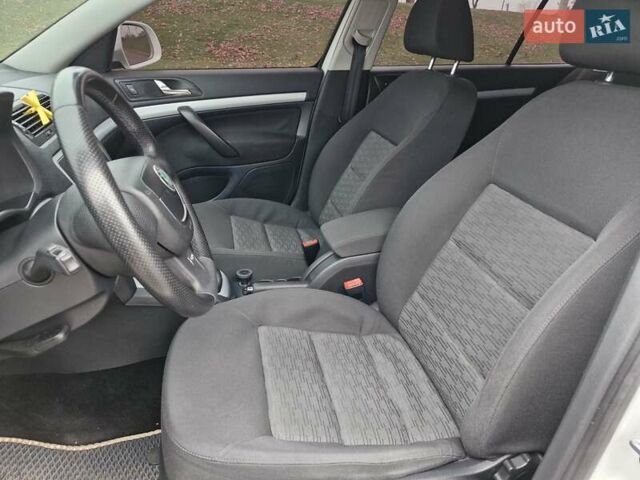 Білий Шкода Октавія, об'ємом двигуна 1.6 л та пробігом 200 тис. км за 8300 $, фото 23 на Automoto.ua