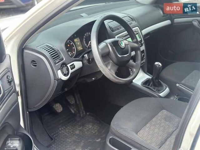 Белый Шкода Октавия, объемом двигателя 1.8 л и пробегом 218 тыс. км за 7200 $, фото 7 на Automoto.ua