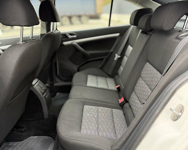 Белый Шкода Октавия, объемом двигателя 1.6 л и пробегом 239 тыс. км за 7999 $, фото 32 на Automoto.ua