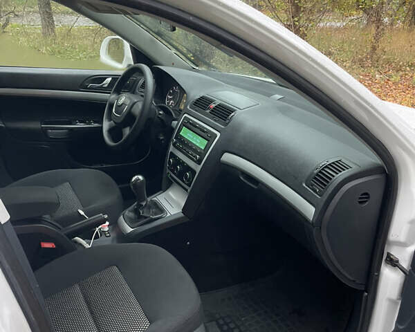 Белый Шкода Октавия, объемом двигателя 1.6 л и пробегом 235 тыс. км за 6900 $, фото 5 на Automoto.ua