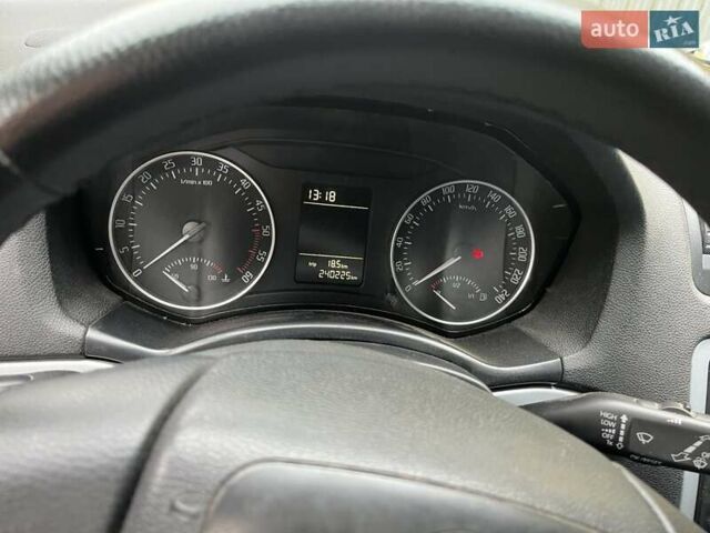 Белый Шкода Октавия, объемом двигателя 1.97 л и пробегом 240 тыс. км за 8700 $, фото 4 на Automoto.ua