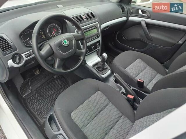 Белый Шкода Октавия, объемом двигателя 1.4 л и пробегом 187 тыс. км за 7800 $, фото 18 на Automoto.ua