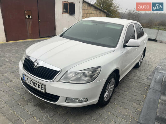 Белый Шкода Октавия, объемом двигателя 1.6 л и пробегом 235 тыс. км за 6900 $, фото 2 на Automoto.ua