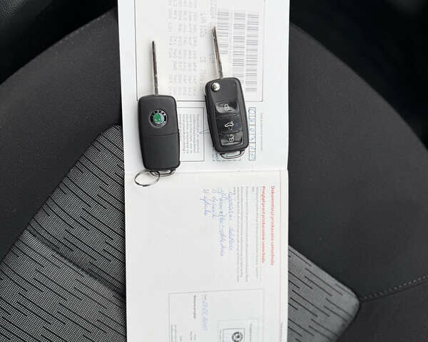 Белый Шкода Октавия, объемом двигателя 1.6 л и пробегом 239 тыс. км за 7999 $, фото 43 на Automoto.ua