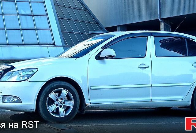 Белый Шкода Октавия, объемом двигателя 2 л и пробегом 300 тыс. км за 8000 $, фото 2 на Automoto.ua