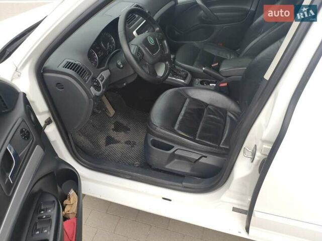 Белый Шкода Октавия, объемом двигателя 1.6 л и пробегом 327 тыс. км за 7100 $, фото 13 на Automoto.ua