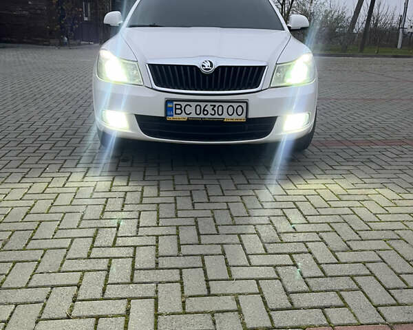 Белый Шкода Октавия, объемом двигателя 1.6 л и пробегом 286 тыс. км за 7500 $, фото 2 на Automoto.ua
