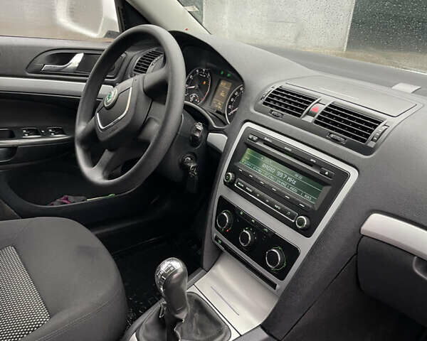 Белый Шкода Октавия, объемом двигателя 1.6 л и пробегом 235 тыс. км за 6900 $, фото 10 на Automoto.ua