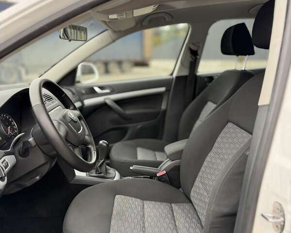 Белый Шкода Октавия, объемом двигателя 1.6 л и пробегом 239 тыс. км за 7999 $, фото 25 на Automoto.ua