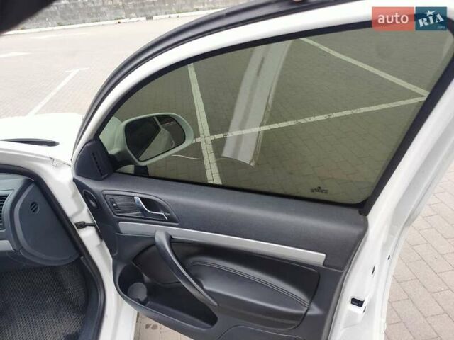 Белый Шкода Октавия, объемом двигателя 1.6 л и пробегом 327 тыс. км за 7100 $, фото 22 на Automoto.ua