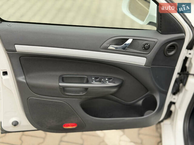 Белый Шкода Октавия, объемом двигателя 1.6 л и пробегом 239 тыс. км за 7999 $, фото 21 на Automoto.ua