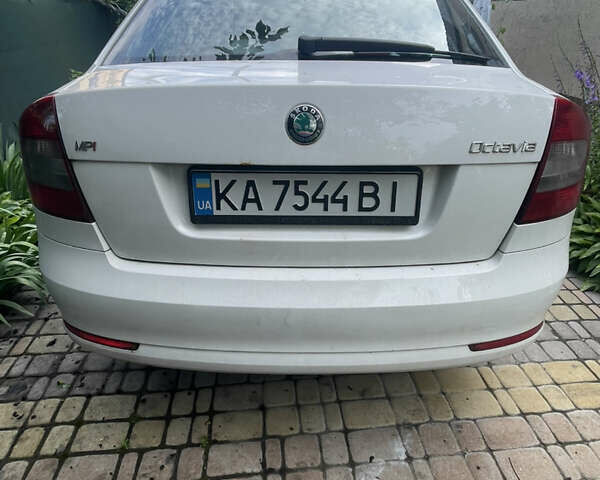 Белый Шкода Октавия, объемом двигателя 1.6 л и пробегом 237 тыс. км за 6500 $, фото 1 на Automoto.ua