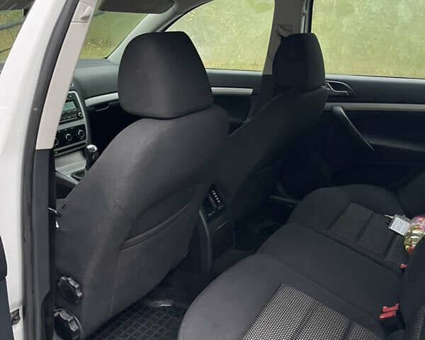 Белый Шкода Октавия, объемом двигателя 1.6 л и пробегом 235 тыс. км за 6900 $, фото 8 на Automoto.ua