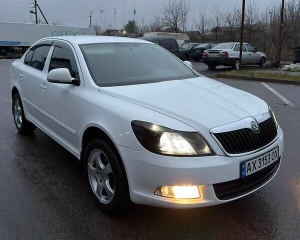 Білий Шкода Октавія, об'ємом двигуна 1.6 л та пробігом 251 тис. км за 5999 $, фото 3 на Automoto.ua