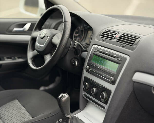 Белый Шкода Октавия, объемом двигателя 1.6 л и пробегом 239 тыс. км за 7999 $, фото 30 на Automoto.ua