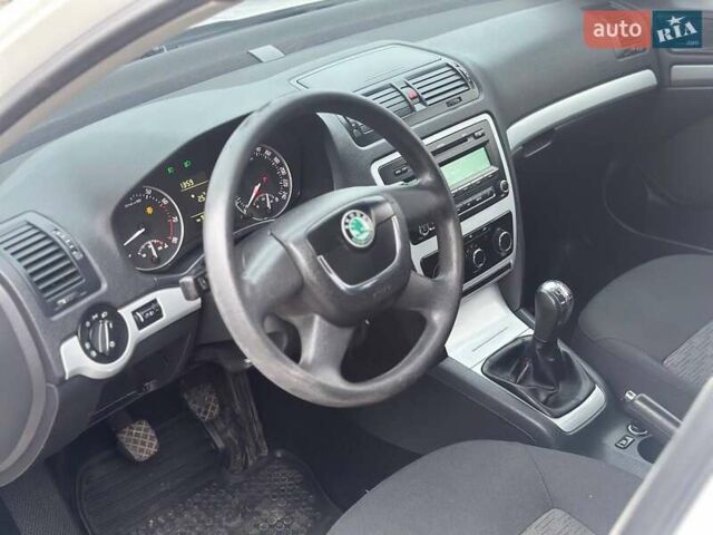 Белый Шкода Октавия, объемом двигателя 1.8 л и пробегом 218 тыс. км за 7200 $, фото 6 на Automoto.ua