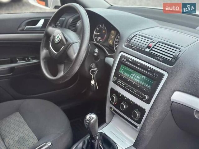Белый Шкода Октавия, объемом двигателя 1.8 л и пробегом 218 тыс. км за 7200 $, фото 5 на Automoto.ua