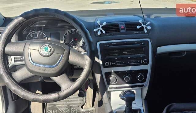 Белый Шкода Октавия, объемом двигателя 1.8 л и пробегом 188 тыс. км за 8800 $, фото 5 на Automoto.ua