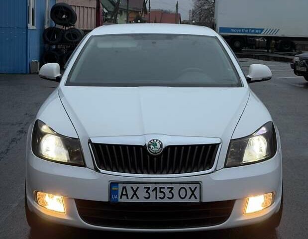 Білий Шкода Октавія, об'ємом двигуна 1.6 л та пробігом 251 тис. км за 5999 $, фото 2 на Automoto.ua