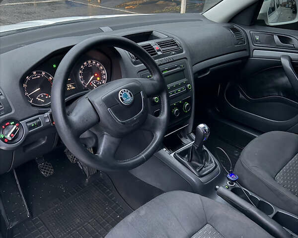 Білий Шкода Октавія, об'ємом двигуна 1.6 л та пробігом 251 тис. км за 5999 $, фото 11 на Automoto.ua