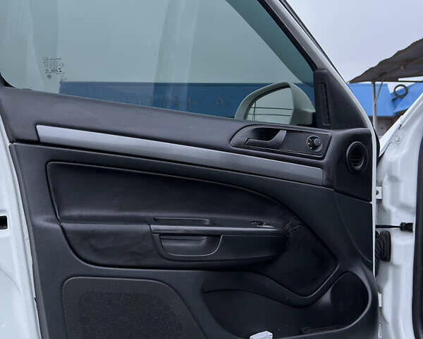 Білий Шкода Октавія, об'ємом двигуна 1.6 л та пробігом 251 тис. км за 5999 $, фото 13 на Automoto.ua