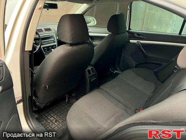 Белый Шкода Октавия, объемом двигателя 1.6 л и пробегом 257 тыс. км за 7000 $, фото 9 на Automoto.ua