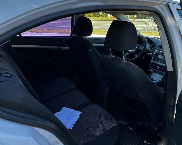 Білий Шкода Октавія, об'ємом двигуна 1.8 л та пробігом 251 тис. км за 5450 $, фото 3 на Automoto.ua