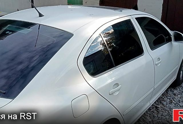 Белый Шкода Октавия, объемом двигателя 2 л и пробегом 300 тыс. км за 8000 $, фото 3 на Automoto.ua