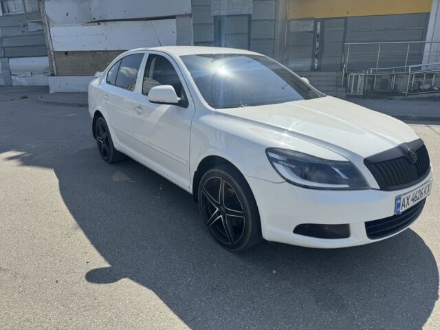 Белый Шкода Октавия, объемом двигателя 1.8 л и пробегом 216 тыс. км за 8400 $, фото 1 на Automoto.ua
