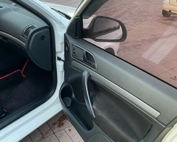 Білий Шкода Октавія, об'ємом двигуна 1.6 л та пробігом 330 тис. км за 6688 $, фото 13 на Automoto.ua