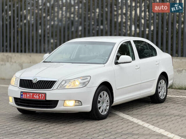 Белый Шкода Октавия, объемом двигателя 1.6 л и пробегом 239 тыс. км за 7999 $, фото 3 на Automoto.ua