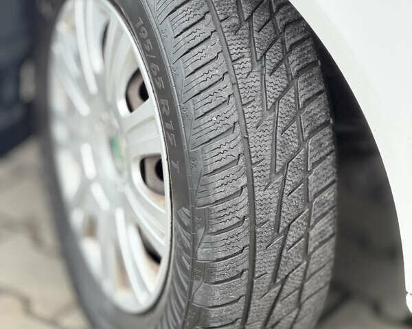 Белый Шкода Октавия, объемом двигателя 1.6 л и пробегом 239 тыс. км за 7999 $, фото 12 на Automoto.ua