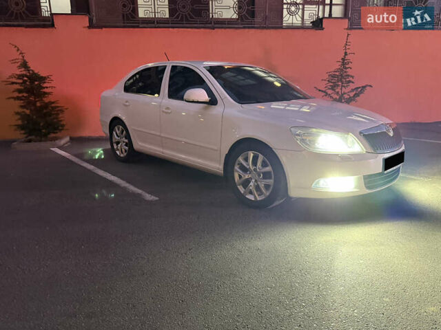 Белый Шкода Октавия, объемом двигателя 1.6 л и пробегом 200 тыс. км за 9999 $, фото 2 на Automoto.ua