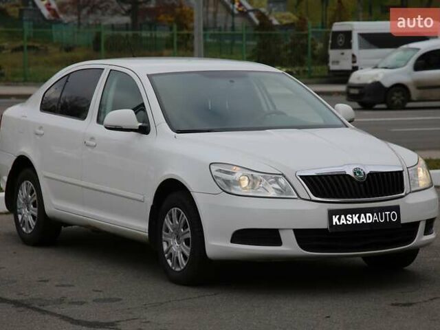 Белый Шкода Октавия, объемом двигателя 1.6 л и пробегом 239 тыс. км за 8100 $, фото 2 на Automoto.ua