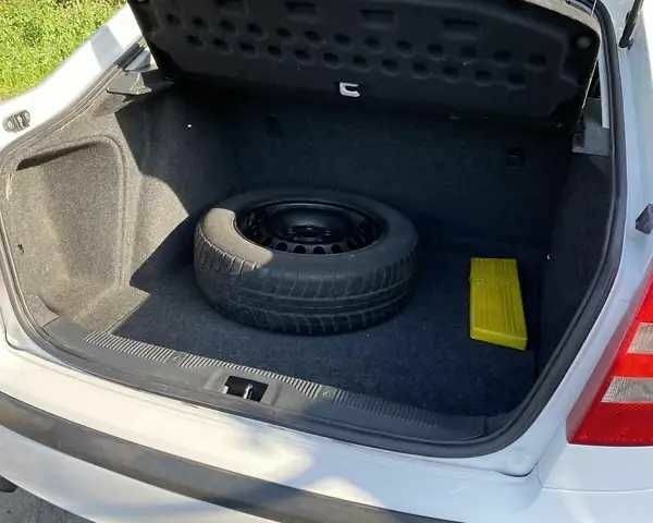 Білий Шкода Октавія, об'ємом двигуна 1.6 л та пробігом 187 тис. км за 7800 $, фото 3 на Automoto.ua