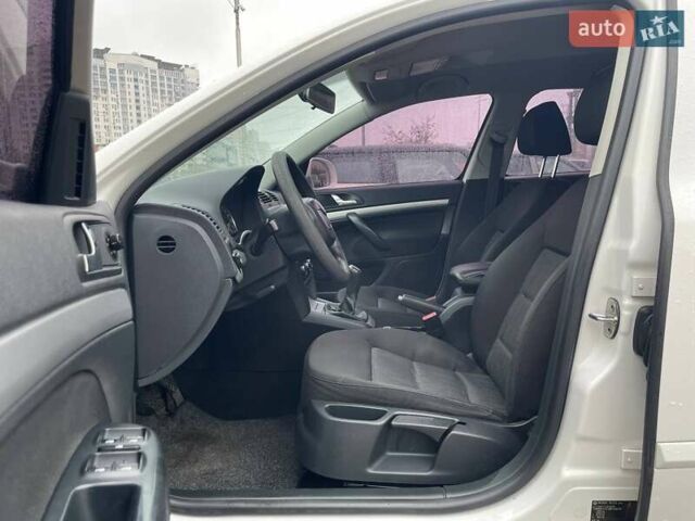 Белый Шкода Октавия, объемом двигателя 1.8 л и пробегом 155 тыс. км за 7990 $, фото 8 на Automoto.ua