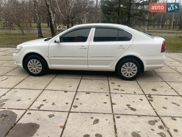Белый Шкода Октавия, объемом двигателя 1.6 л и пробегом 210 тыс. км за 9000 $, фото 1 на Automoto.ua
